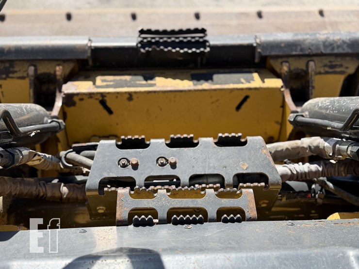 2021-deere-333g-image-33