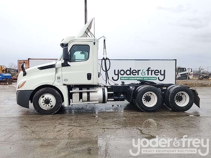 2019-freightliner-cascadia-126-image-3