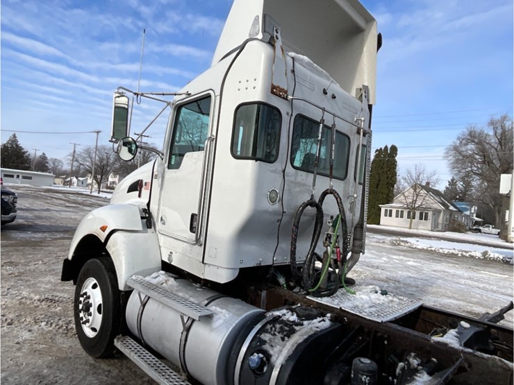 2014-kenworth-t440-image-14