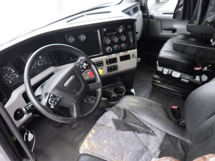 2019-freightliner-cascadia-126-image-18