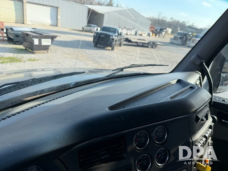 peterbilt-567-image-73