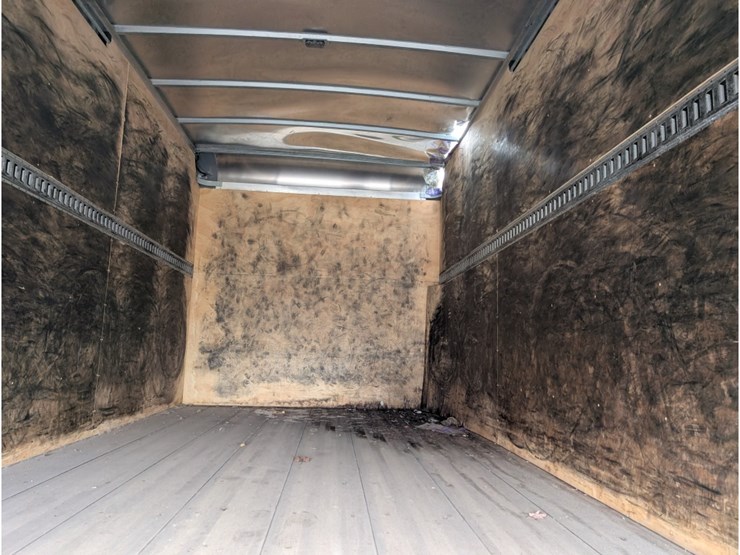 2019-isuzu-npr-image-10