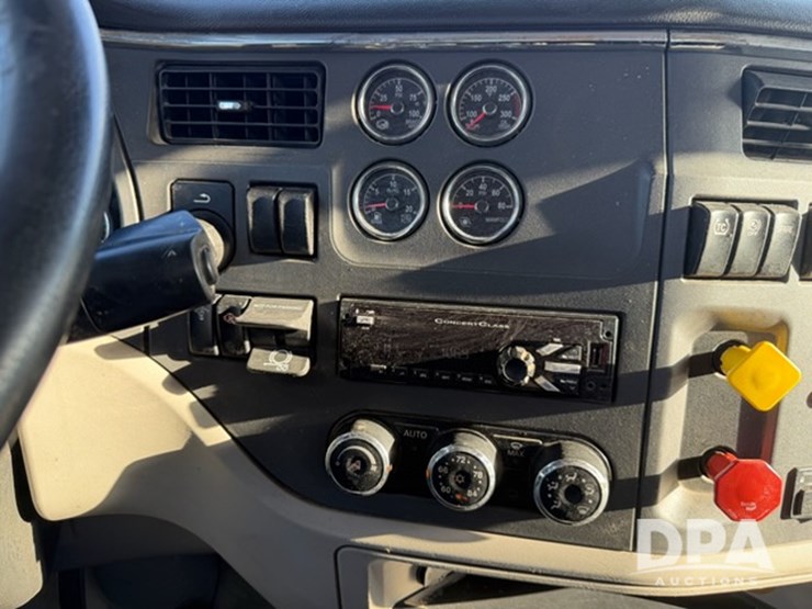 peterbilt-567-image-74