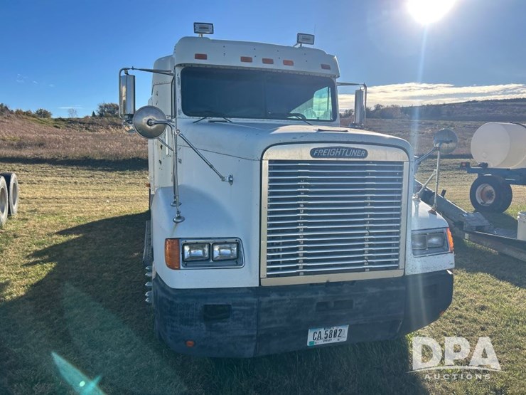 1996-freightliner-fld120-image-2