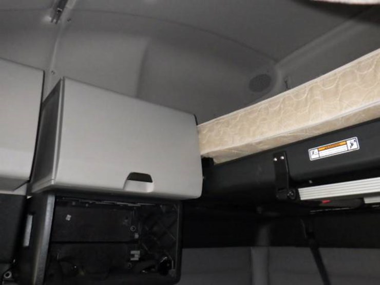 2019-freightliner-cascadia-126-image-23