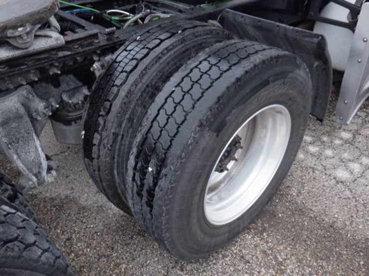 2019-freightliner-cascadia-126-image-9