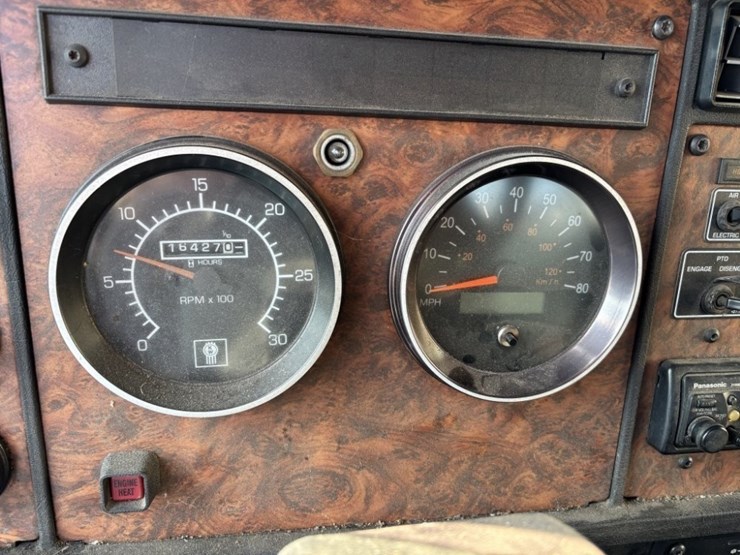 2001-kenworth-t300-image-37