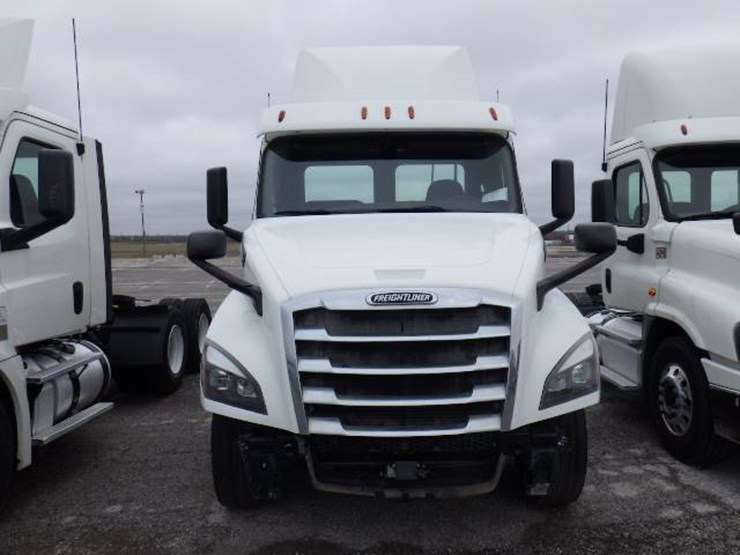 2018-freightliner-cascadia-126-image-2