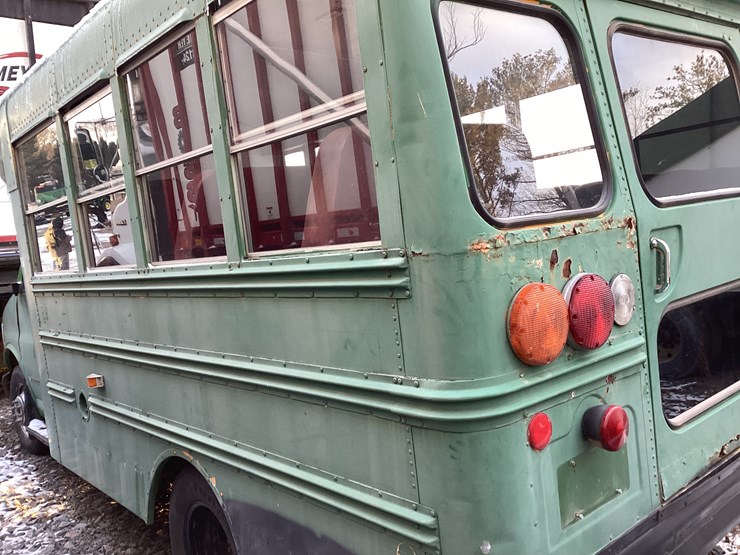 #4676-•-chevrolet-bus-image-3