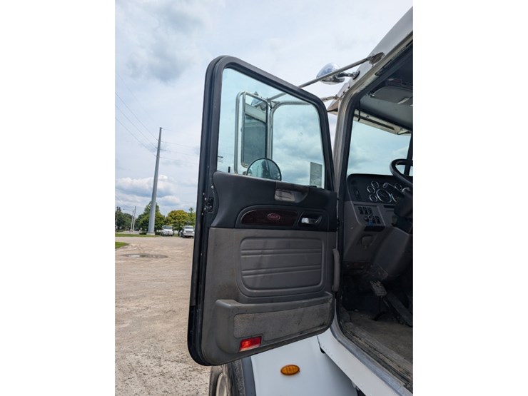 peterbilt-365-image-29