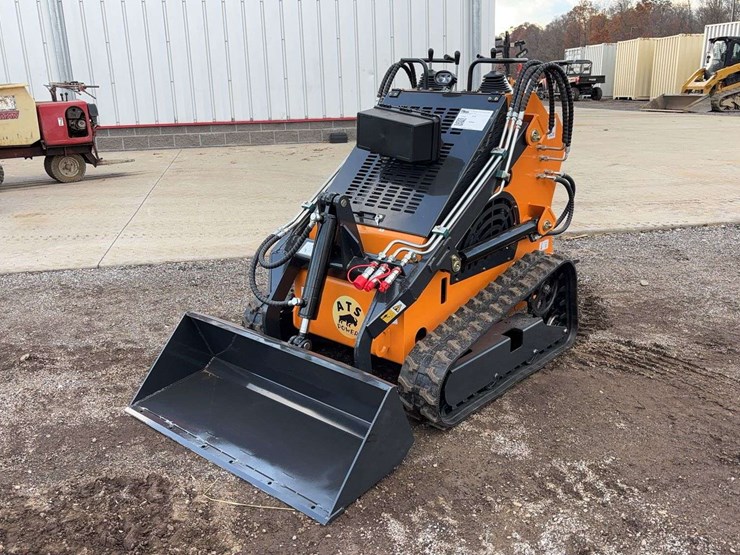 landhero-mini-stand-on-skid-loader-image-1