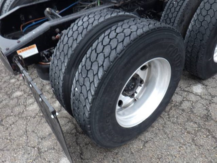 2019-freightliner-cascadia-126-image-11