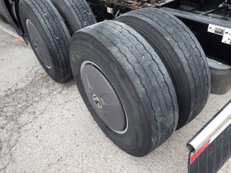 peterbilt-579-image-17