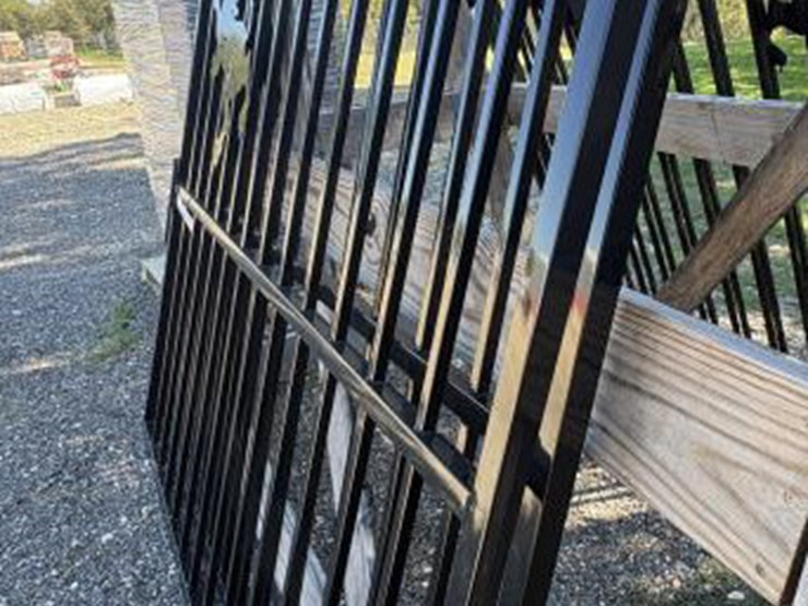 #112-•-pair-of-lion-iron-gates-image-2