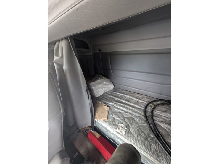 peterbilt-365-image-33