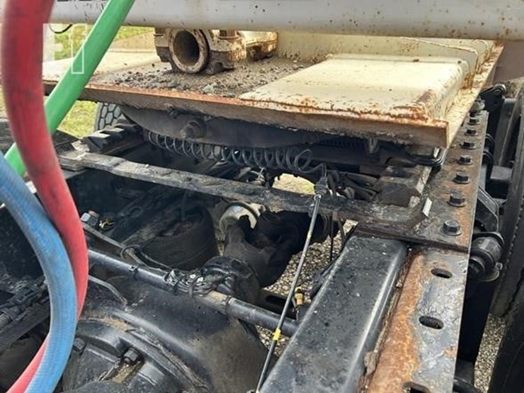 2015-volvo-vnl42t670-image-42