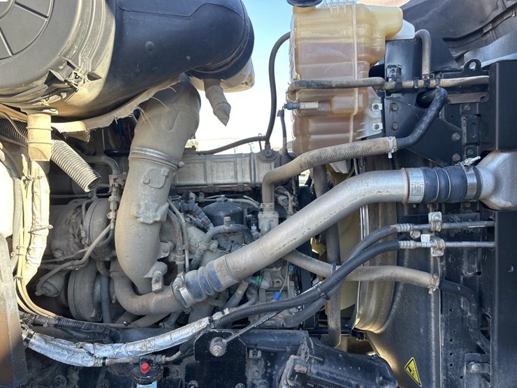 2017-international-hx615-image-22