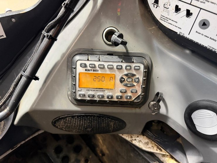 2021-bobcat-t770-image-32