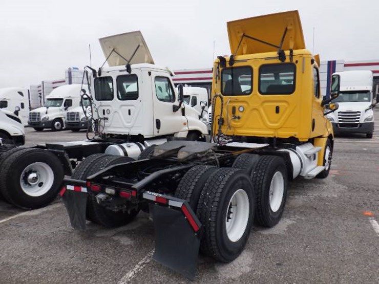 2019-freightliner-cascadia-126-image-9