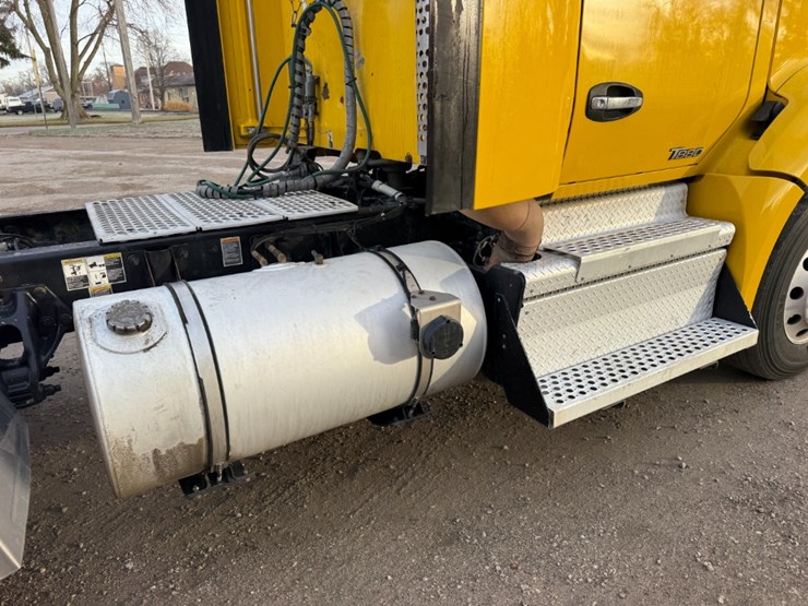 2019-kenworth-t880-image-16