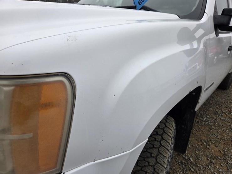 2011-gmc-2500-image-12