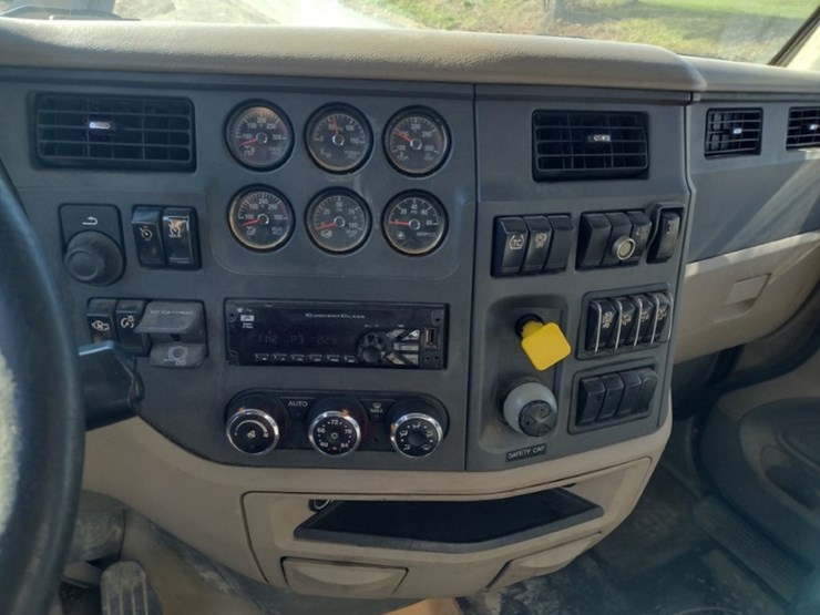 peterbilt-567-image-9