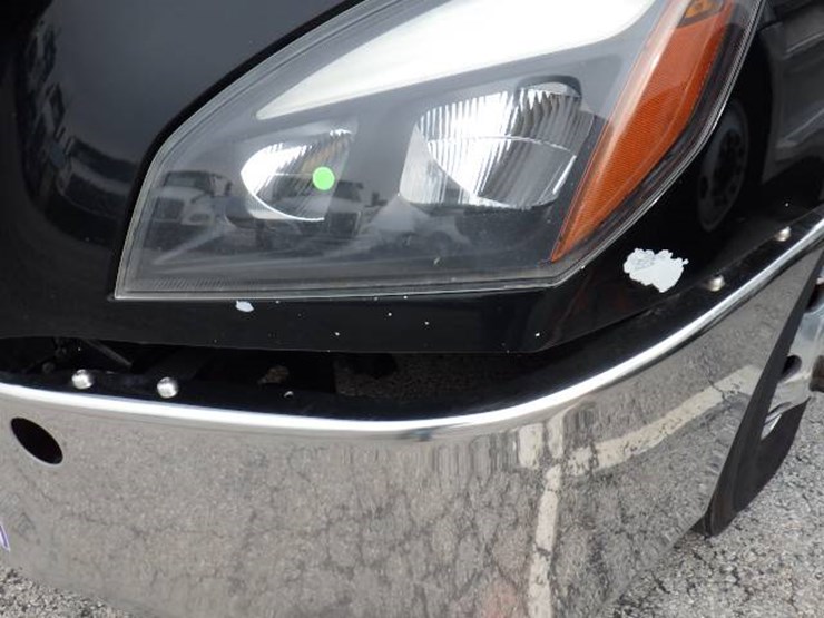 freightliner-cascadia-126-image-2