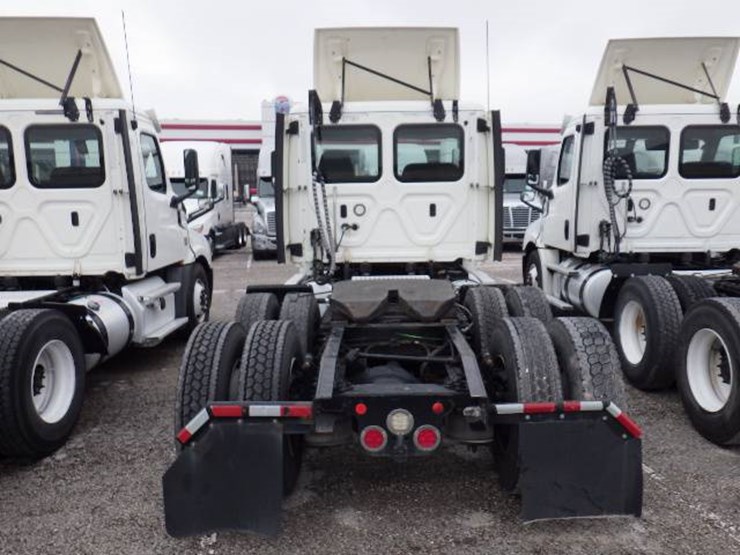 2018-freightliner-cascadia-126-image-9
