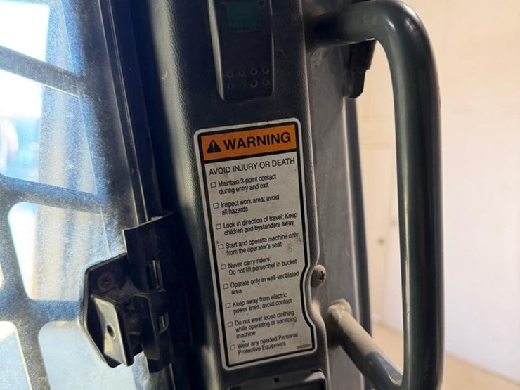 2015-gehl-v270-image-25