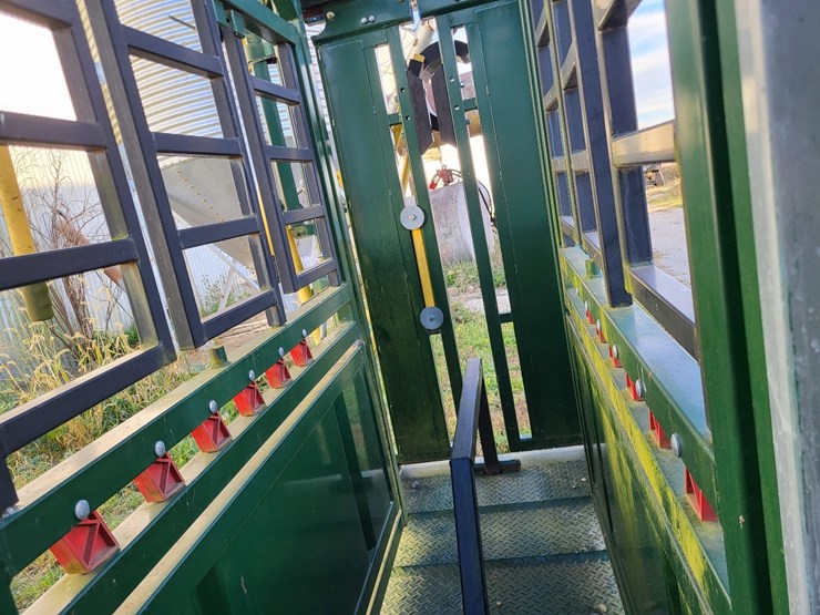 arrow-farmquip-8400-q-catch-cattle-squeeze-chute-w/alley-way---like-new-image-30