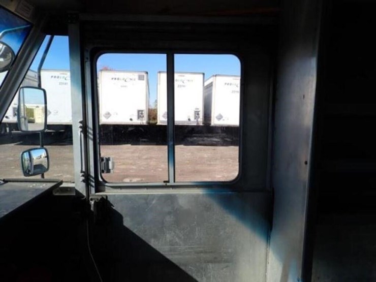 2012-freightliner-mt55-image-23