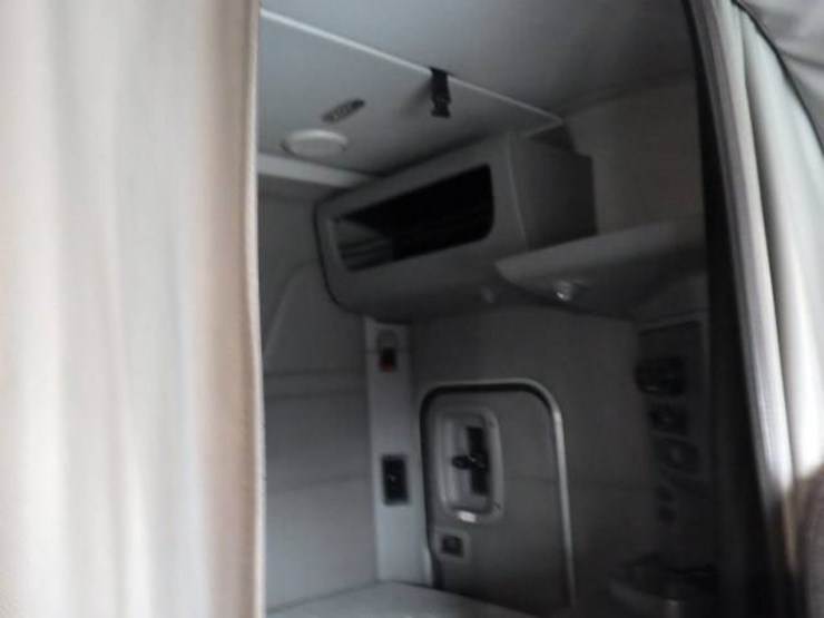 peterbilt-579-image-7