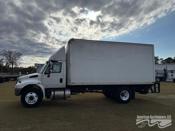 2018-international-durastar-4300-image-3