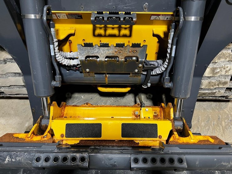 2022-deere-331g-image-10