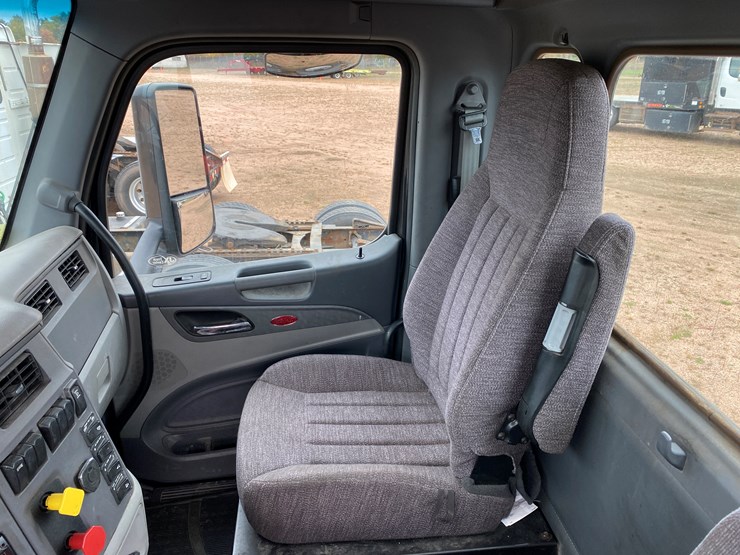 peterbilt-567-image-42