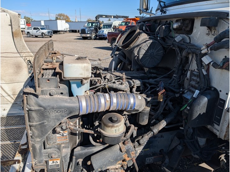 2017-peterbilt-337-image-16