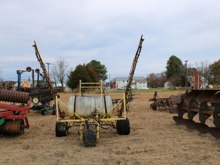 3-wheel-sprayer-with-34'-boom-1-7/8-ball-hitch-200-gal-poly-tank-has-some-r-image-5