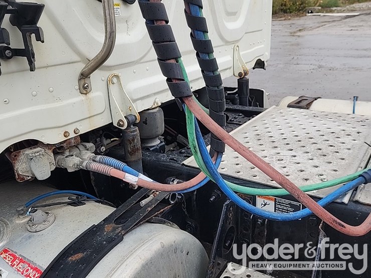 2019-freightliner-cascadia-126-image-27