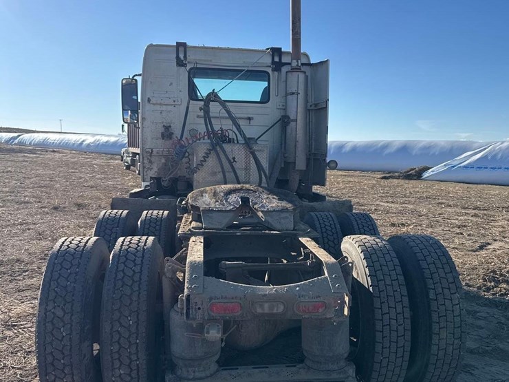 2007-volvo-vnl-semi-truck-image-4