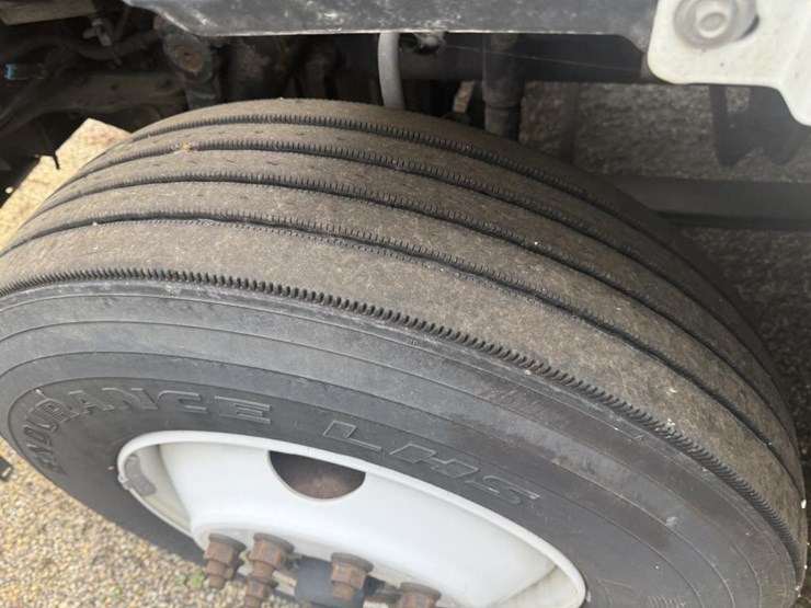 #1175-•-2016-freightliner-cascadia-day-cab-truck-tractor-image-53