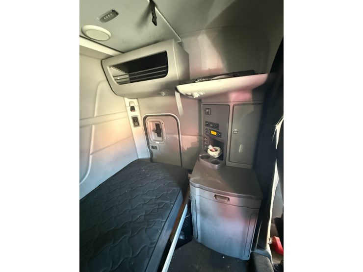 2015-peterbilt-579-image-21