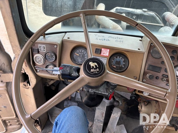 1985-mack-r686st-image-57