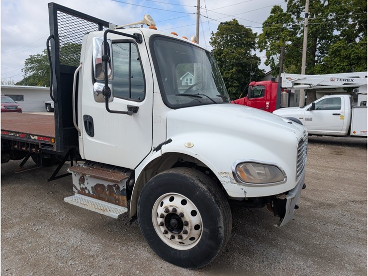 2014-freightliner-m2-106-image-4