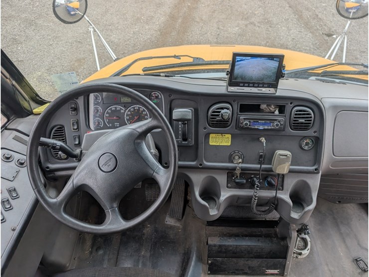 2012-freightliner-b2-image-17