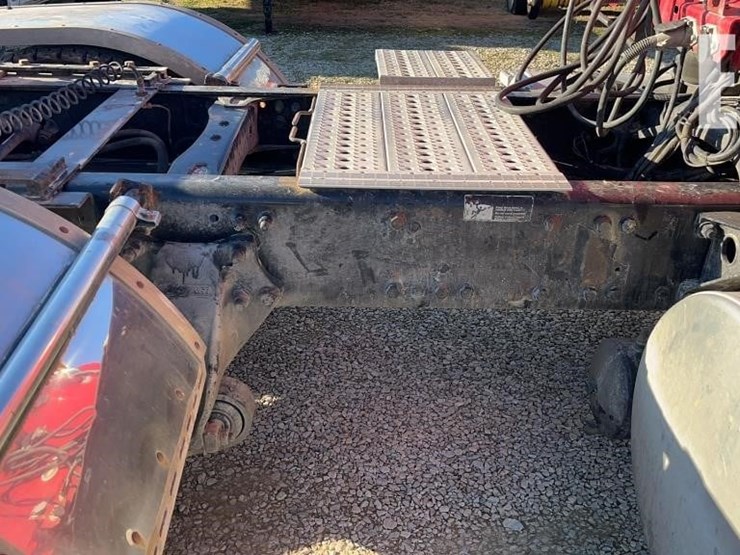 2004-freightliner-columbia-120-image-8