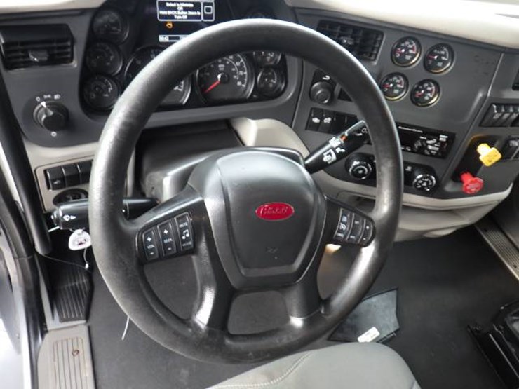 peterbilt-579-image-22