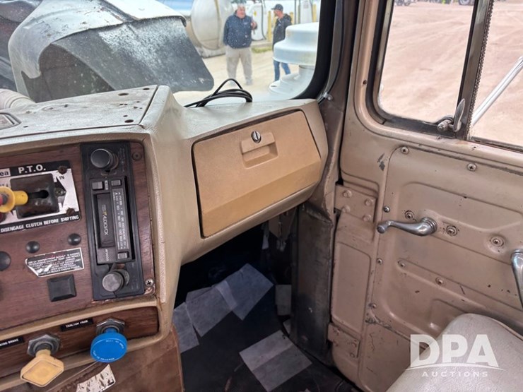 1985-mack-r686st-image-55