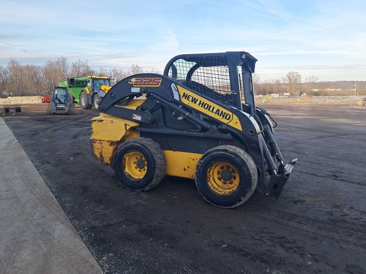 new-holland-l225-image-2