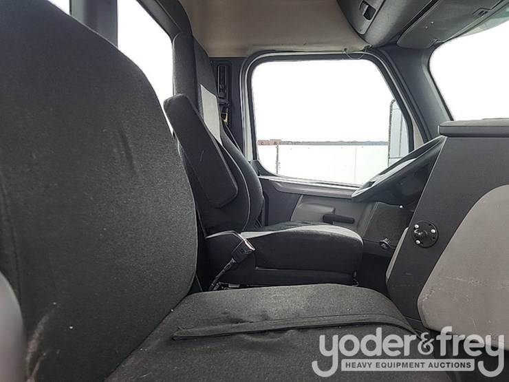 2019-freightliner-cascadia-126-image-40