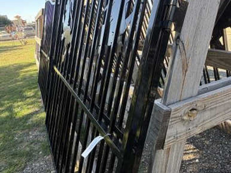 #114-•-pair-of-lion-iron-gates-image-2